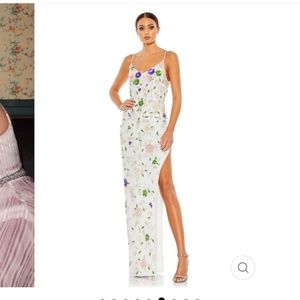 NWOT EMBELLISHED LACE SLEEVELESS V NECK GOWN Size 4 style #10893